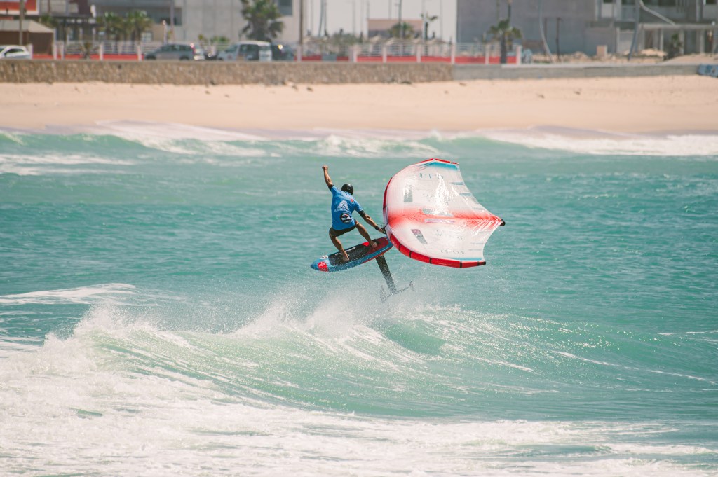 ®-Benoit-CARPENTIER-GWA-Wingfoil-Wave-World-Tour-2024-DAKHLA©-Frames-Bizack-6893